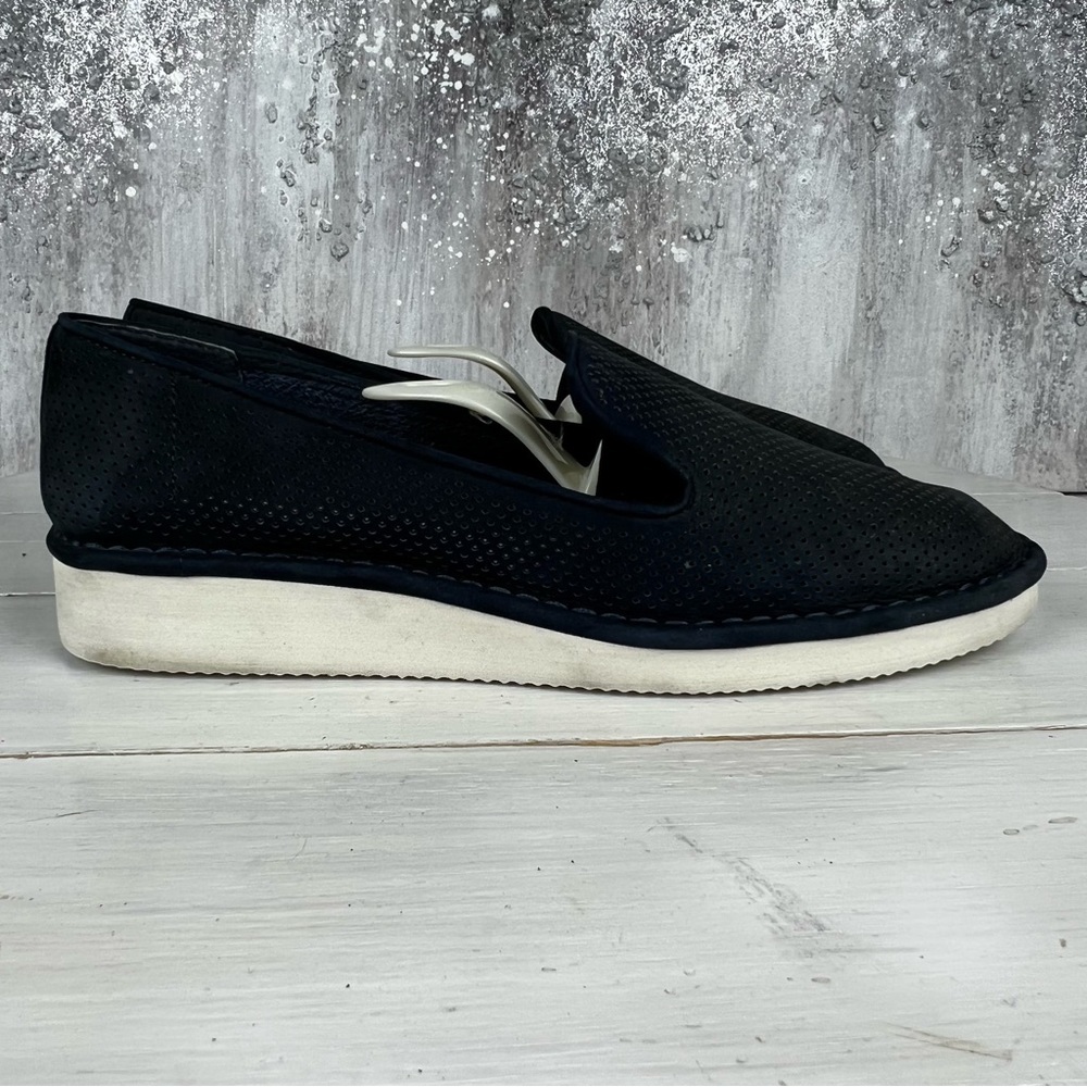 443hqt Vince Camuto GWENNA perforated blue slip ons women's 8.5